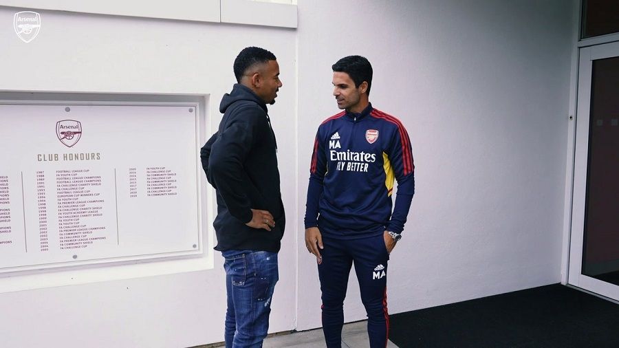 Gabriel Jesus (kiri) saat bertemu dengan pelatih Arsenal, Mikel Arteta, Senin (4/7/2022).