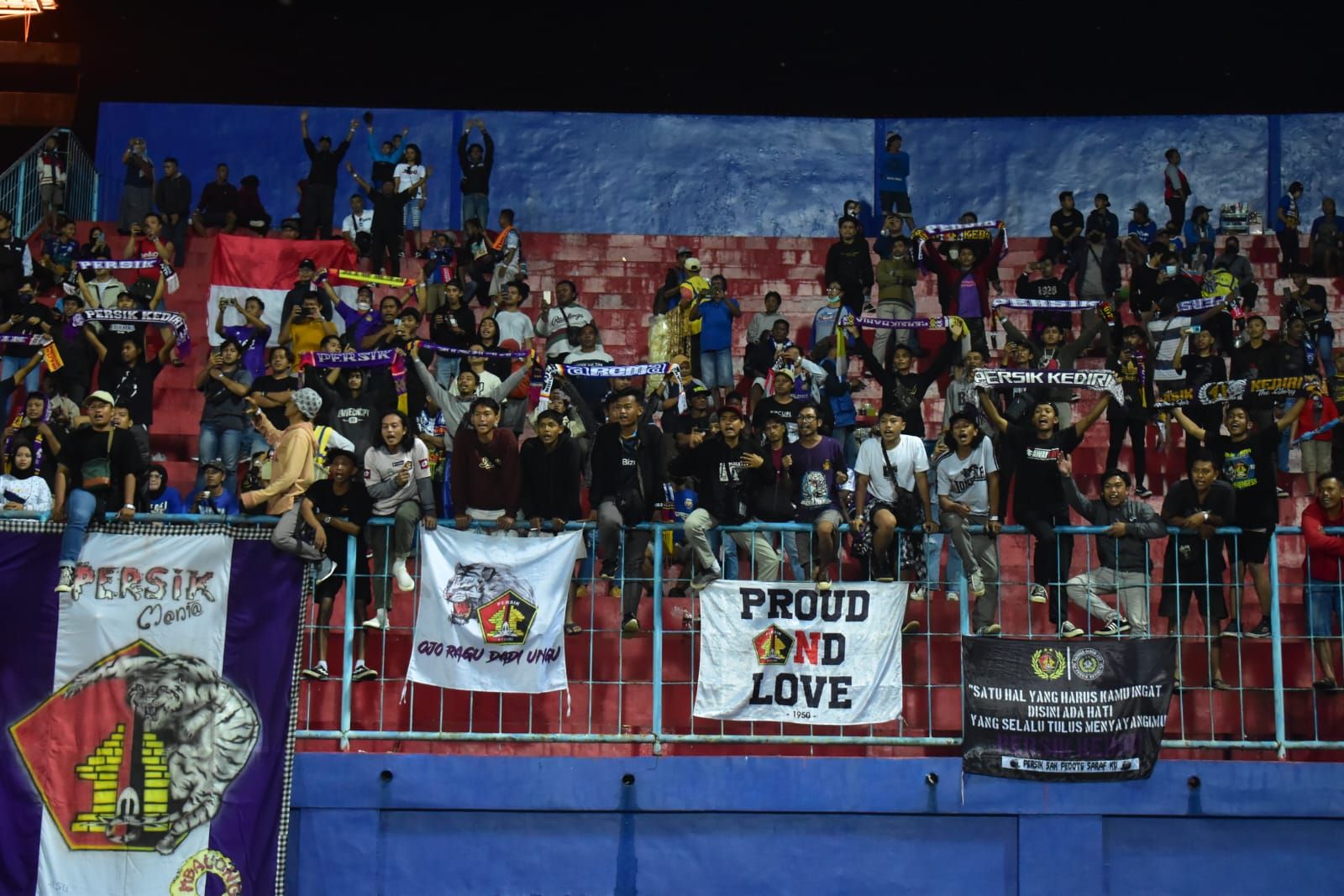 Persikmania saat mendukung Persik Kediri salam laga turnamen pramusim Piala Presiden 2022.