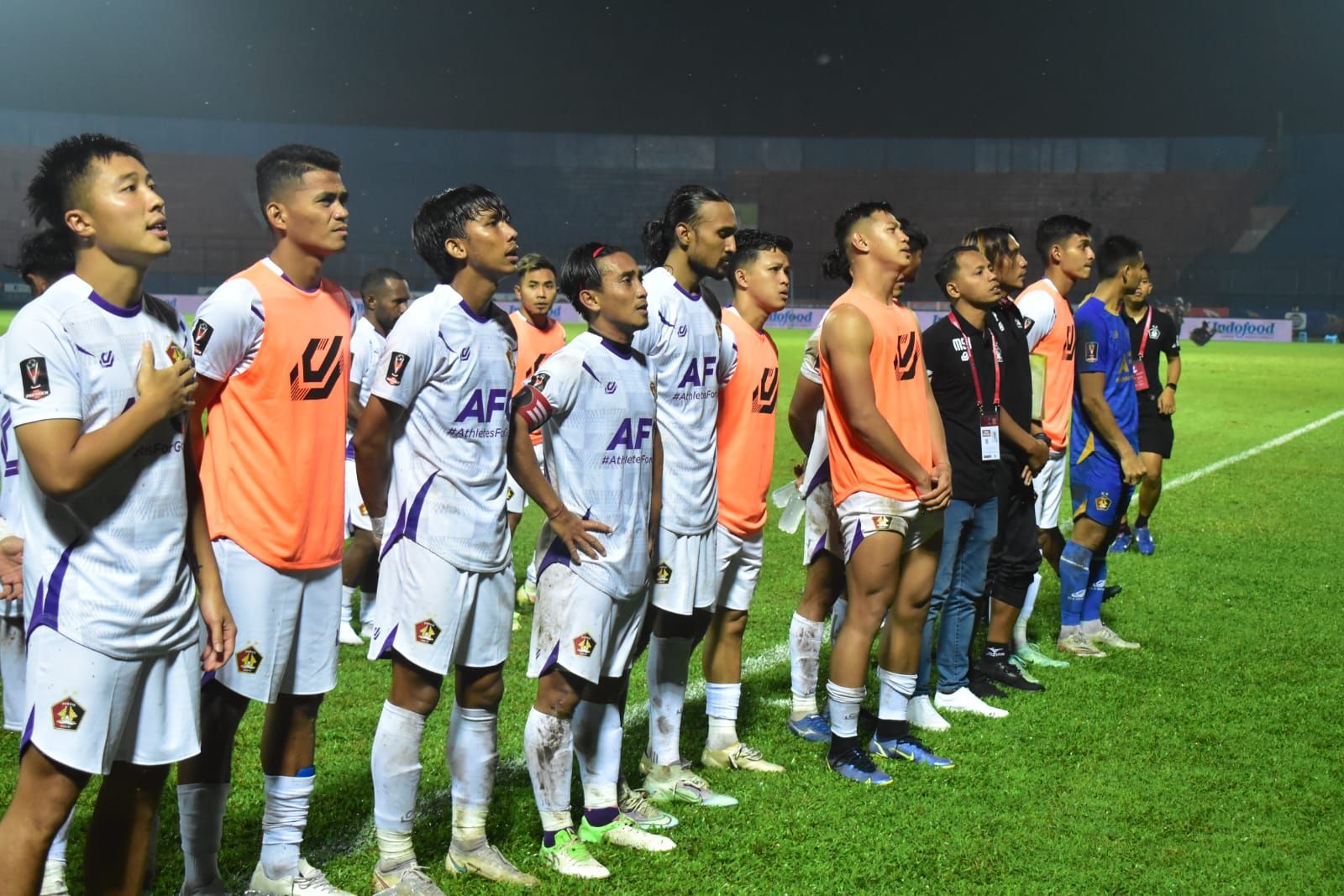 Para pemain Persik Kediri menghadap ke tribune tempat Persikmania berada di Stadion Kanjuruhan, Kabupaten Malang selepas laga Piala Presiden 2022.
