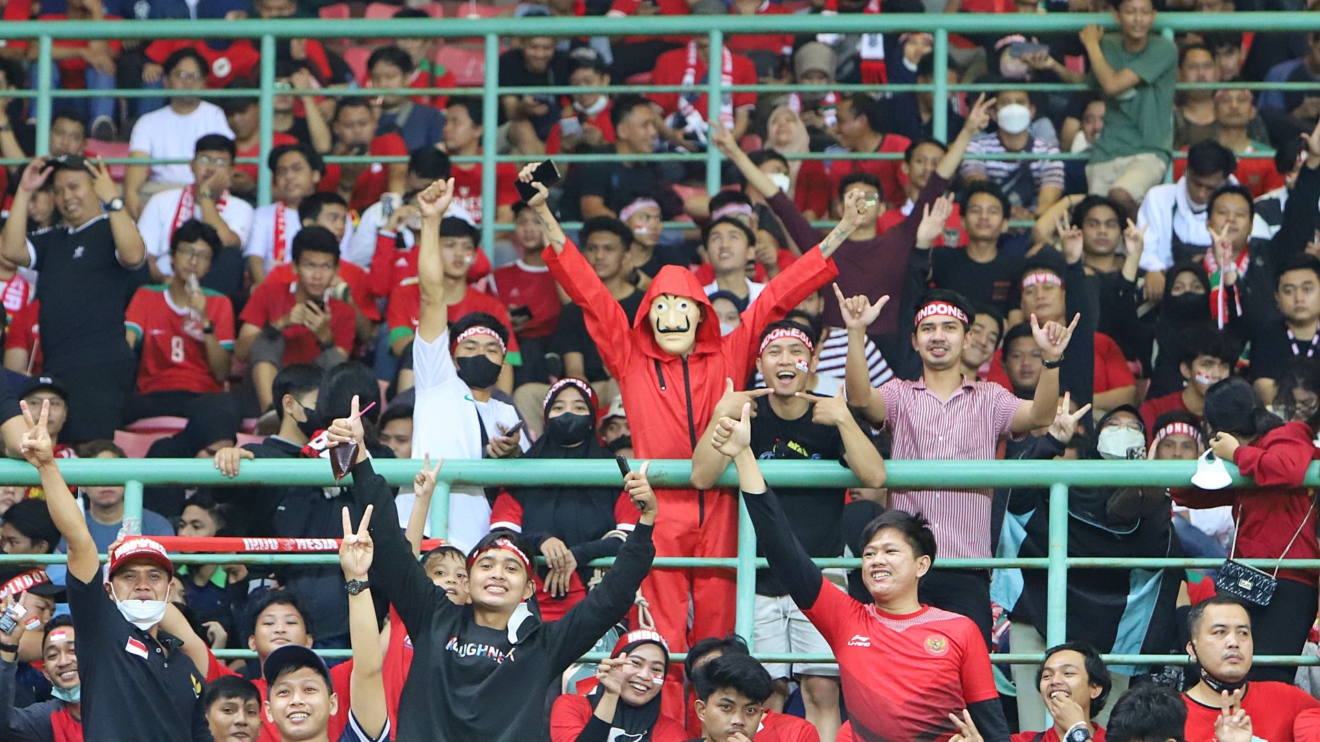 Suporter timnas U-19 Indonesia dengan kostum film Money Heist saat mendukung Indonesia melawan Thailand pada matchday ketiga Piala AFF U-19 2022 di Stadion Patriot Candrabhaga, Bekasi, Rabu (6/7/2022).