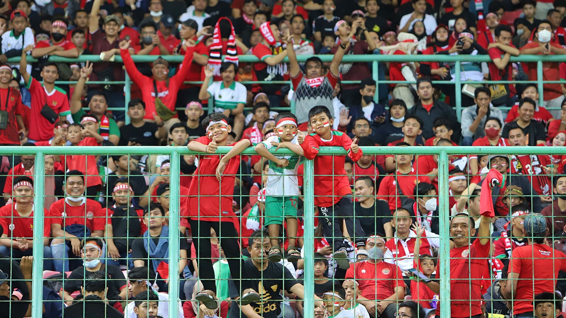 Para suporter cilik mendukung timnas U-19 Indonesia saat menghadapi Thailand pada matchday ketiga Piala AFF U-19 2022 di Stadion Patriot Candrabhaga, Bekasi, Rabu (6/7/2022).