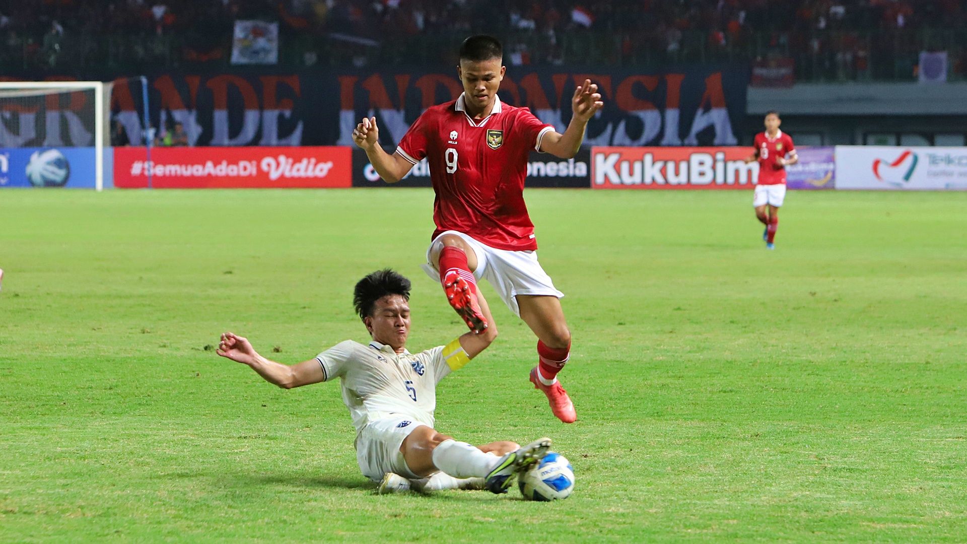 Striker timnas U-19 Indonesia, Hokky Caraka, saat berduel dengan pemain Thailand pada matchday ketiga Piala AFF U-19 2022 di Stadion Patriot Candrabhaga, Bekasi, Rabu (6/7/2022).