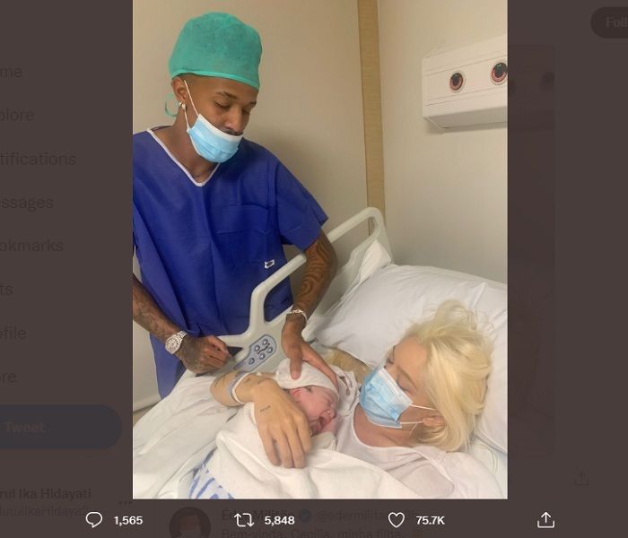 Eder Militao memposting foto putrinya, Cecilia, di pelukan sang ibu Karoline Lima di media sosialnya.