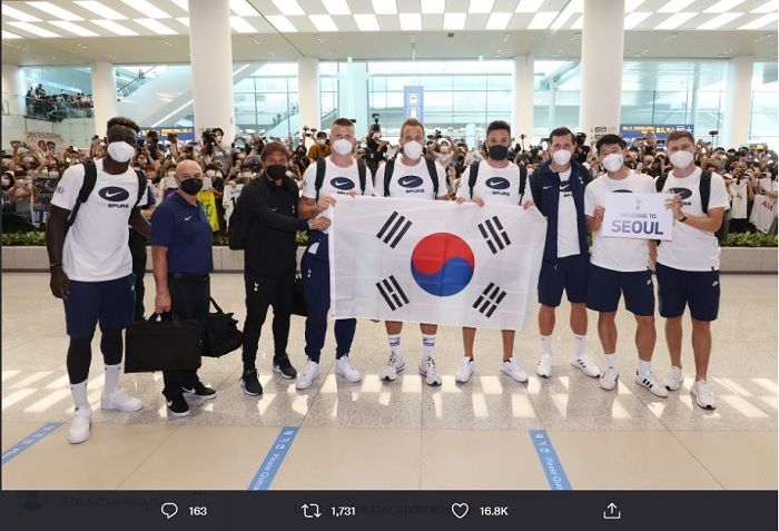 Diiringi sorakan penggemar di belakang mereka, Son Heung-min berpose bersama pimpinan klub Daniel Levy, pelatih Antonio Conte, dan beberapa bintang Tottenham saat tiba di Seoul pada hari Minggu.