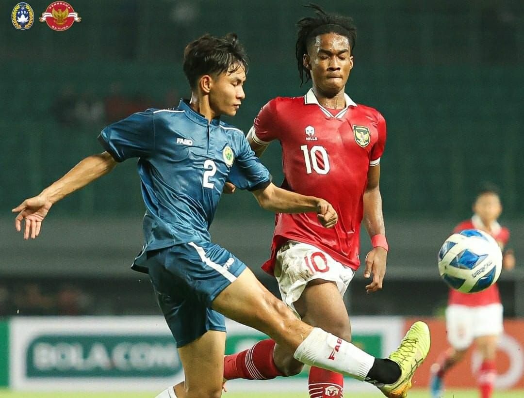 Ronaldo Kwateh (kanan) berusaha untuk merebut bola dari pemain Thailand di ajang Piala AFF U-19 2022