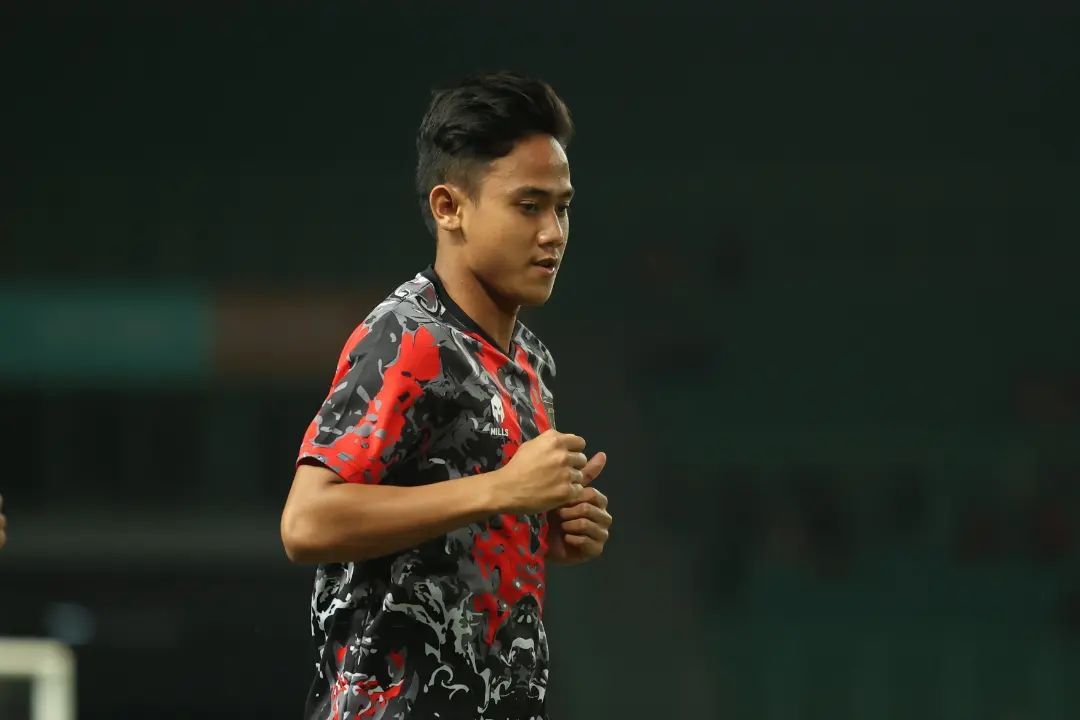 Dimas Juliono saat menjalani pemanasan sebelum memperkuat timnas U-19 Indonesia di Piala AFF U-19 Indonesia