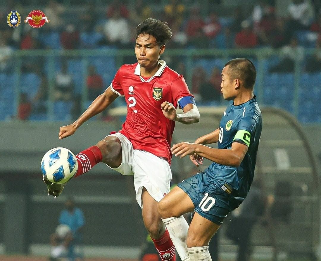 Ahmad Rusadi (kiri) menghalau bola dari serangan pemain Thailand di Piala AFF U-19 2022