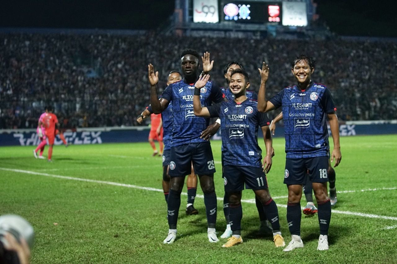 Abel Camara (kiri) bersama para pemain Arema FC merayakan golnya ke gawang Borneo FC, Kamis (14/7/2022).