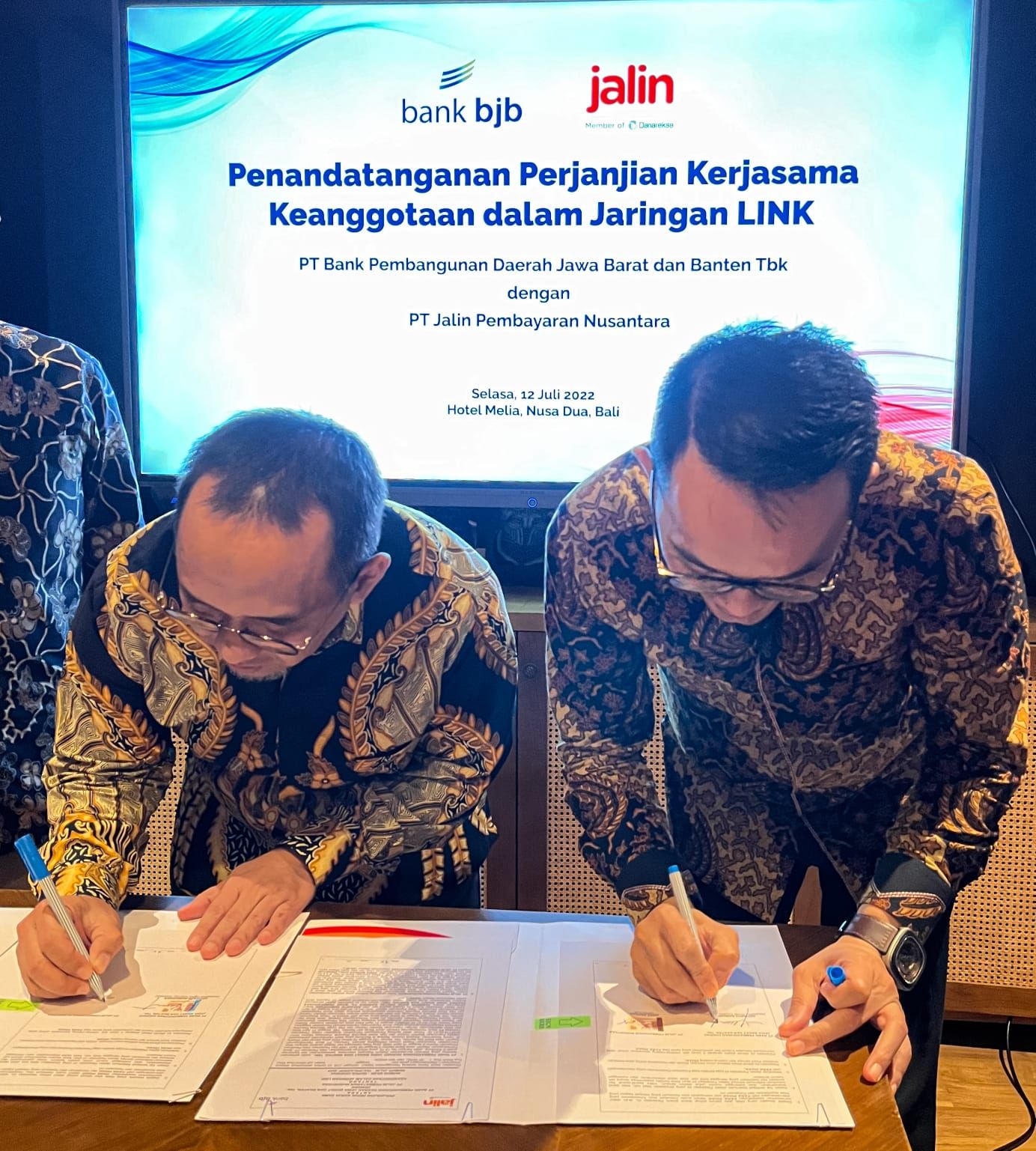Penandatanganan perjanjian kerja sama keanggotaan dalam jaringan LINK antara bank bjb dan Jalin.