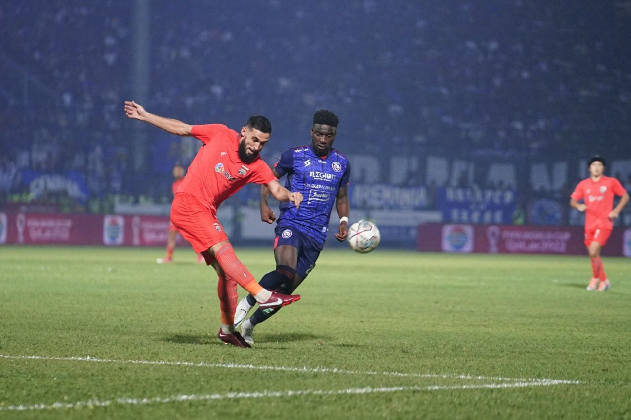 Pemain Borneo FC menjauhkan bola dari kejaran striker Arema FC, Abel Camara.