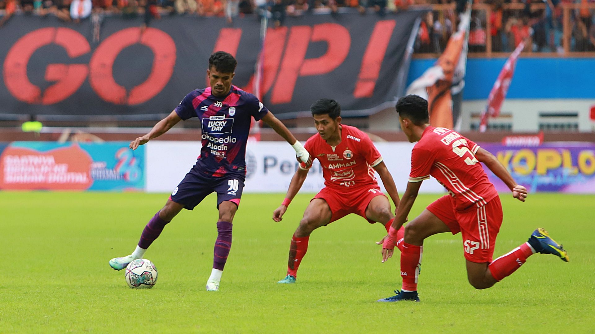Alfin Tuasalamony sedang berduel saat Persija Jakarta melawan Rans Nusantara FC di Stadion Wibawa Mukti, Cikarang, Sabtu (16/7/2022).