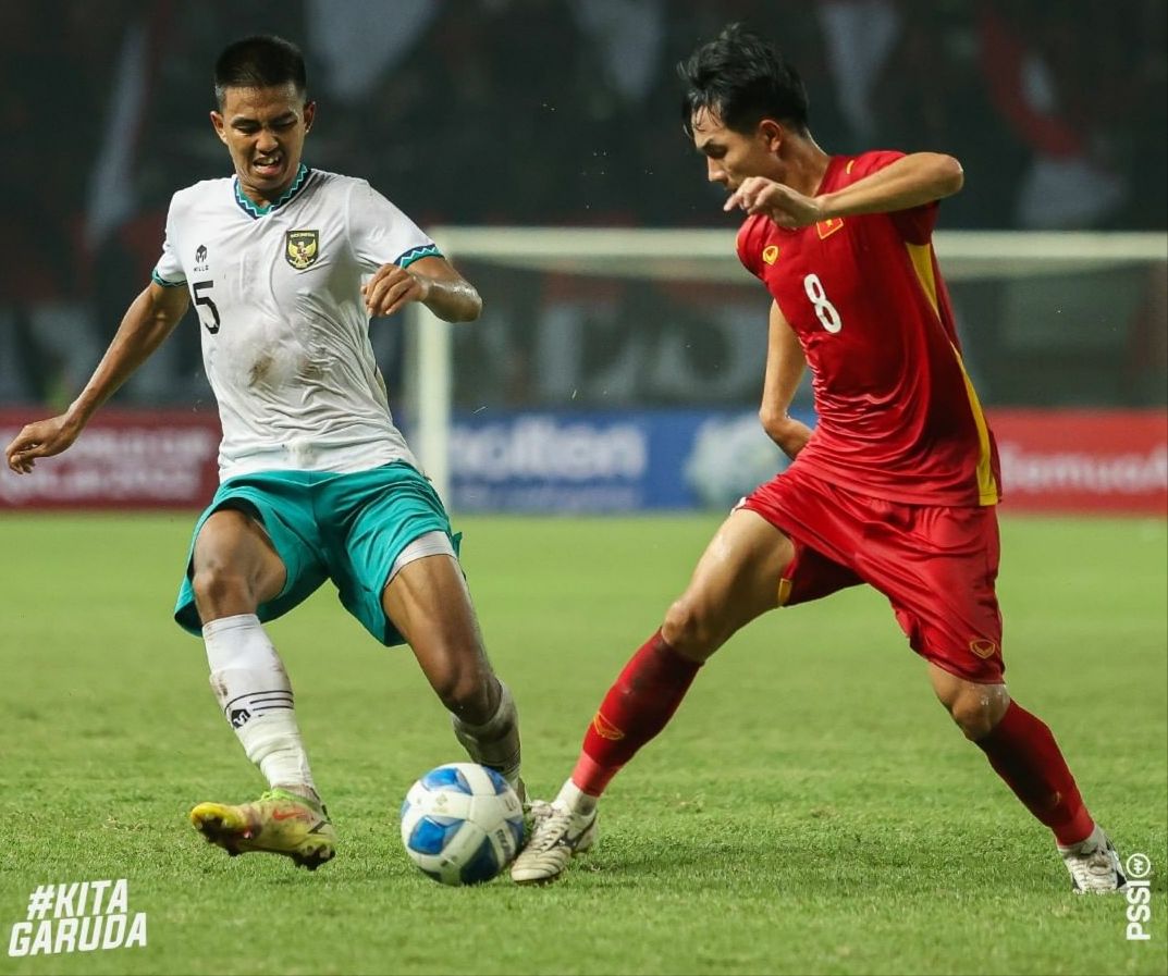 Kakang Rudianto berusaha untuk merebut bola dari penguasaan pemain Vietnam saat membela timnas U-19 Indonesia di Piala AFF U-19 2022