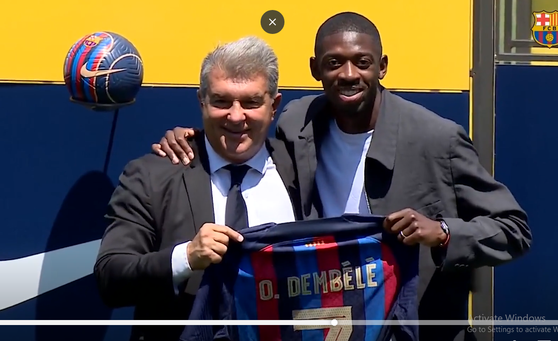 Ousmane Dembele (kanan) dan Joan Laporta setelah menandatangani kontrak baru diBarcelona.