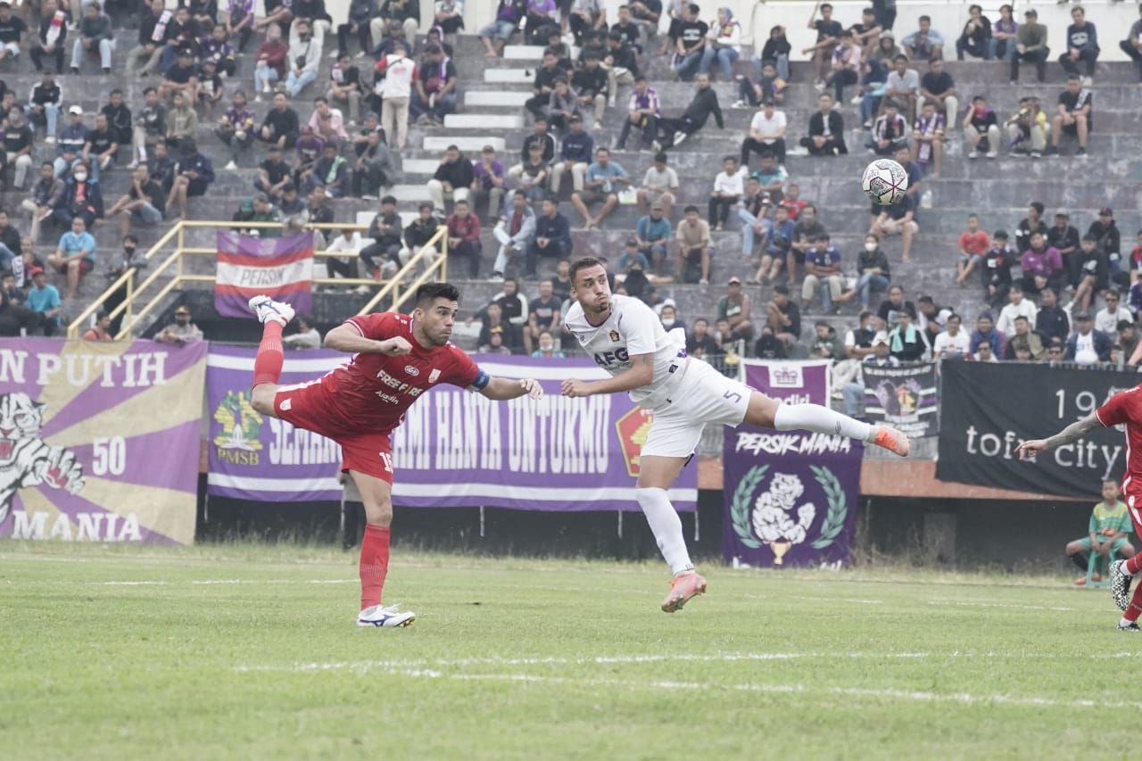 Aksi bek tengah Persik, Arthur Felix dan pilar bertahan Persis, Fabiano Rosa Beltrame (kiri) dalam uji coba di Stadion Wilis, Kota Madiun pada 17 Juli 2022.