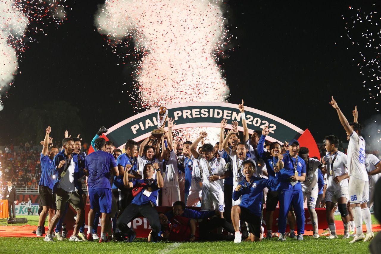 Arema FC merayakan keberhasilan menjadi juara turnamen Piala Presiden 2022 di Stadion Segiri, Samarinda, Minggu (17/7/2022).