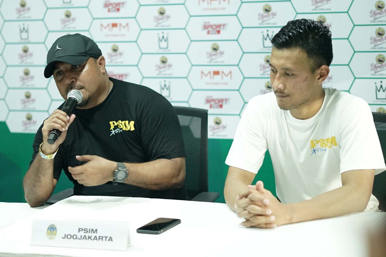 Pelatih PSIM Yogyakarta, Imran Nahumarury (kiri) didampingi Jodi Kustiawan (kanan) dalam konferensi pers laga uji coba melawan Persebaya, Minggu (17/7/2022).
