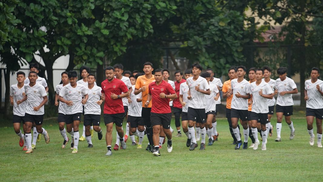 Para pemain timnas U-16 Indonesia joging sebelum memulai latihan utama dalam persiapan menuju Piala AFF U-16 2022, 18 Juli 2022.