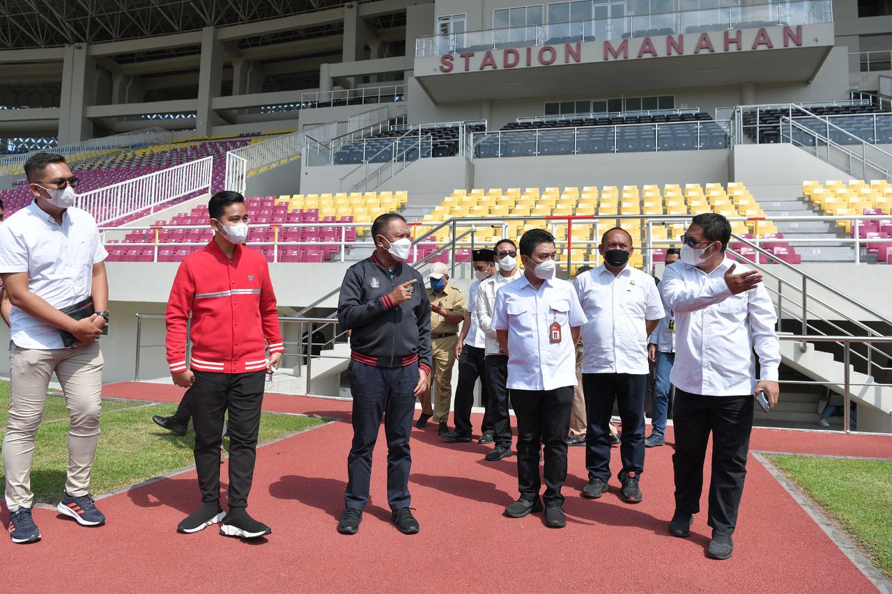 Menpora, Zainudin Amali (hitam) didampingi Ketua Panitia Pelaksana INASPOC, Gibran Rakabuming (merah) serta jajaran memantau kesiapan Stadion Manahan Solo untuk perhelatan ASEAN Para Games 2022.