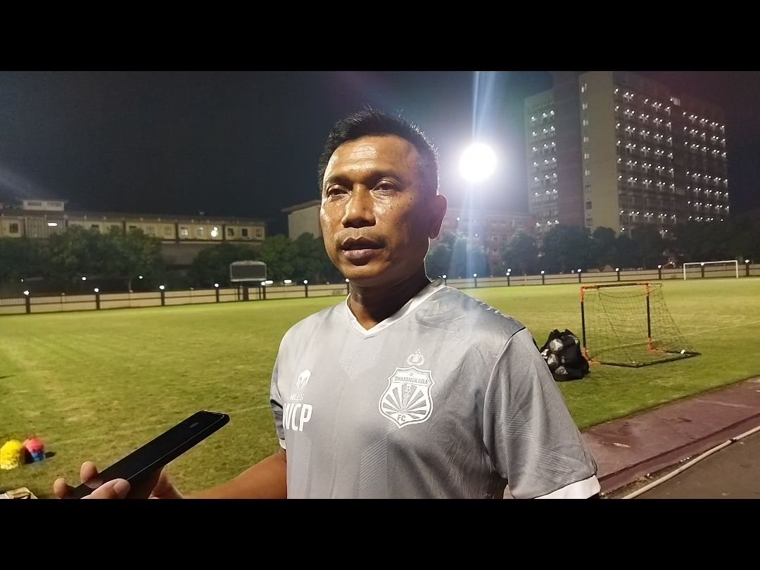 Pelatih Bhayangkara FC, Widodo Cahyono Putro berbincang dengan awak media seusai melatih tim di Stadion PTIK, Jakarta Selatan, 19 Juli 2022