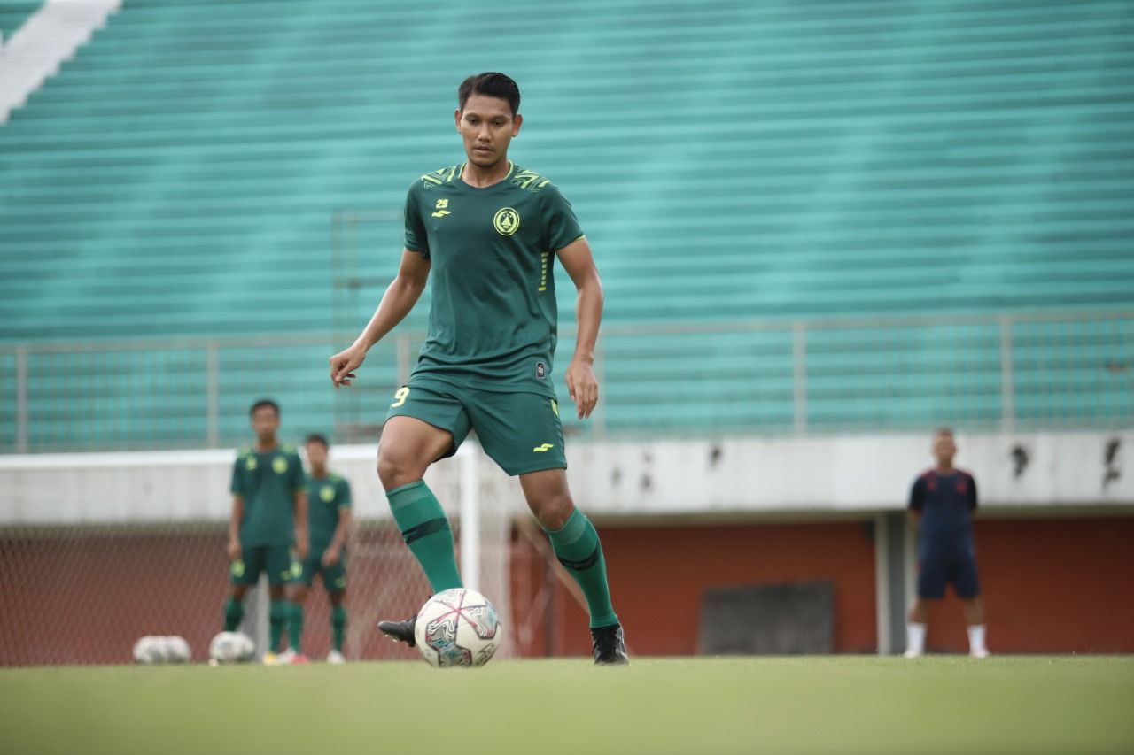 Gelandang PSS Sleman, Manda Cingi, saat menjalani sesi latihan resmi di Stadion Maguwoharjo, Sleman, Jumat (22/7/2022), jelang duel laga pertama Liga 1 2022-2023 melawan PSM Makassar.