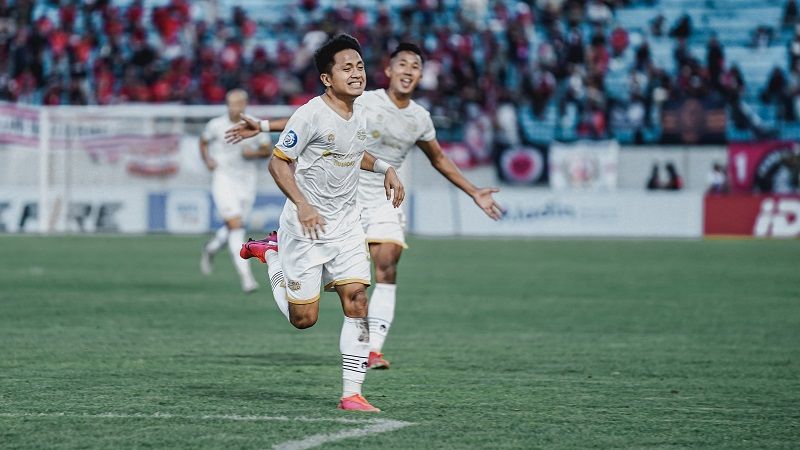 Selebrasi penyerang Dewa United FC, Natanael Siringoringo selepas membobol gawang Persis Solo dalam laga Liga 1 2022-2023, 25 Juli 2022. 