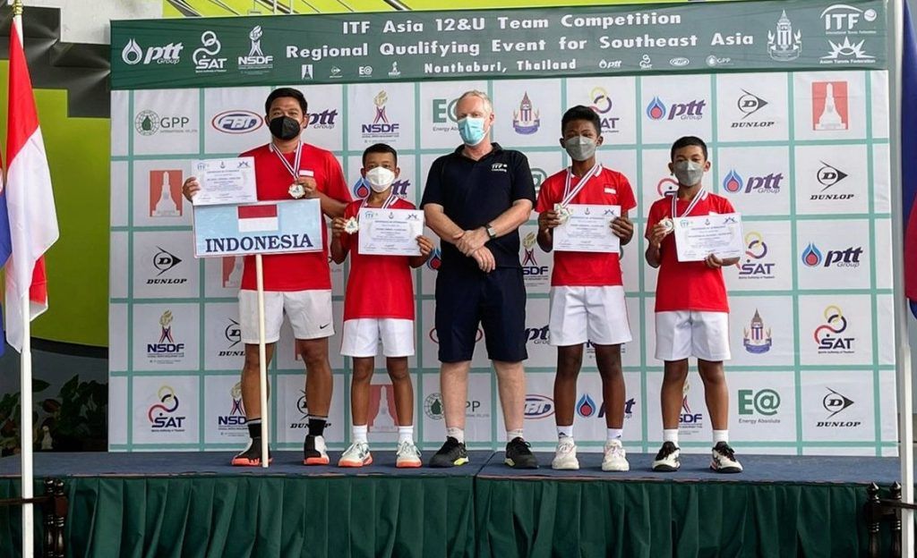 Timnas tenis putra junior Indonesia berhasil meraih emas dalam Kejuaraan Tenis Lapangan Junior International Tennis Federation (ITF) Asia 12 &amp; Under Team Competition Regional Qualifying Event for Southeast Asia di Nonthaburi, Thailand pada 18&ndash;23 Juli 2022.