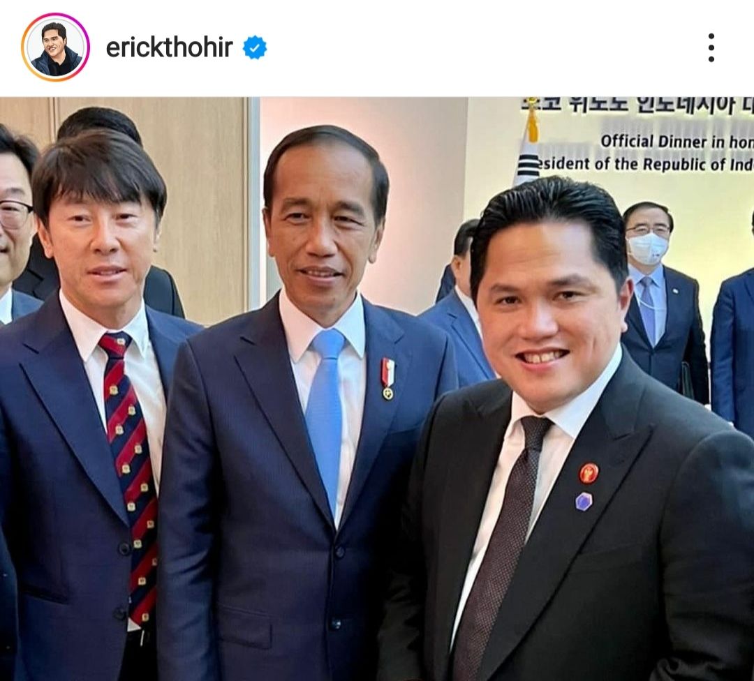 Pelatih Timnas Indonesia, Shin Tae-yong (kiri) foto bersama Presiden RI, Joko Widodo dan Menteri BUMN, Erick Thohir di Korea Selatan.