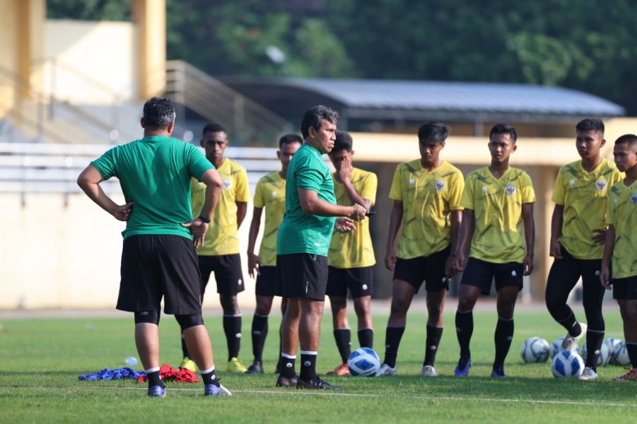 Bima Sakti tengah memberi arahan kepada para pemain timnas U-16 Indonesia dalam TC yang digelar di Yogyakarta menjelang tampil pada Piala AFF U-16 2022.