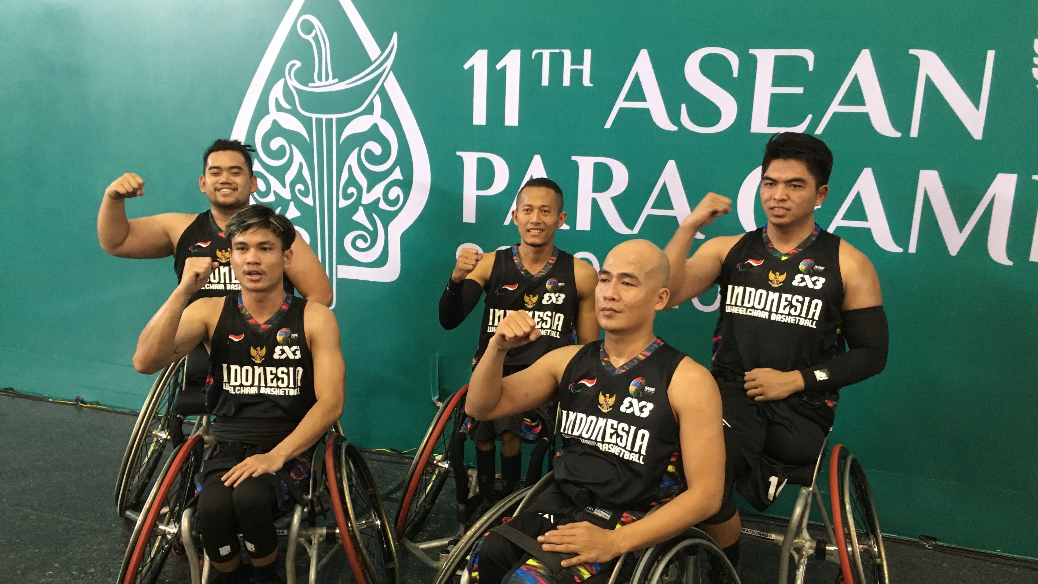 Para pemain tim basket 3x3 putra Indonesia berpose usai memastikan medali perunggu.ASEAN Para Games 2022.