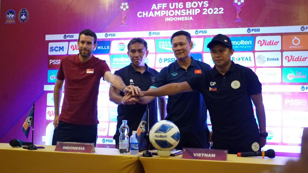 Pelatih timnas U-16 Indonesia, Bima Sakti (dua dari kiri) berfoto dengan para pelatih tim di Grup A Piala AFF U-16 2022.