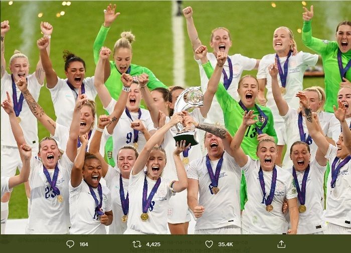 Kapten Leah Williamson (#No.8) memimpin tim sepak bola wanita Inggris merayakan kemenangan mereka di final Piala Eropa Wanita 2022 pada Minggu malam. 