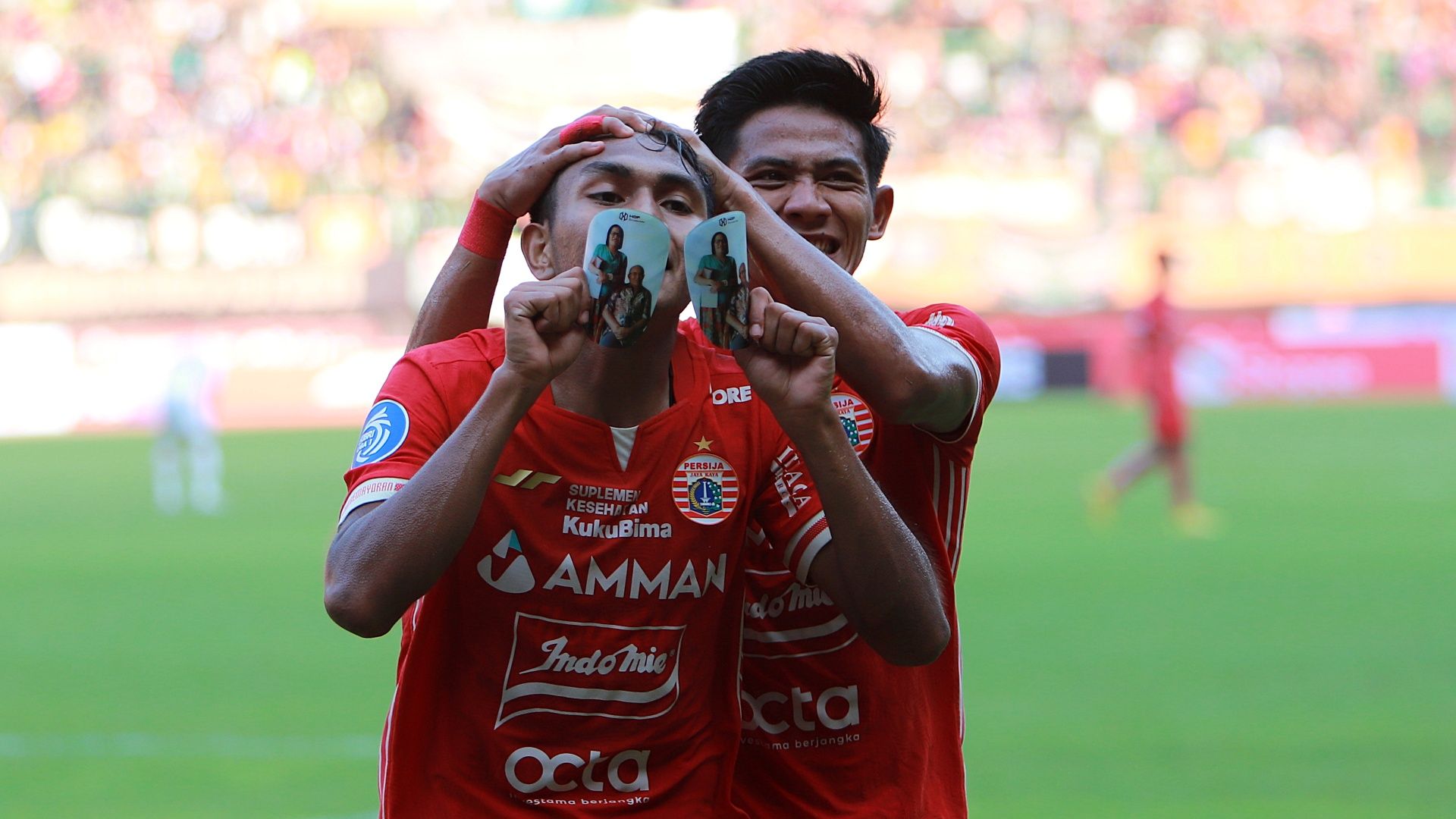 Firza Andika memegang kepala Frengky Missa yang merayakan golnya untuk Persija ke gawang Persis dalam laga Liga 1 2022-2023 di Stadion Patriot, Kota Bekasi, 31 Juli 2022.  