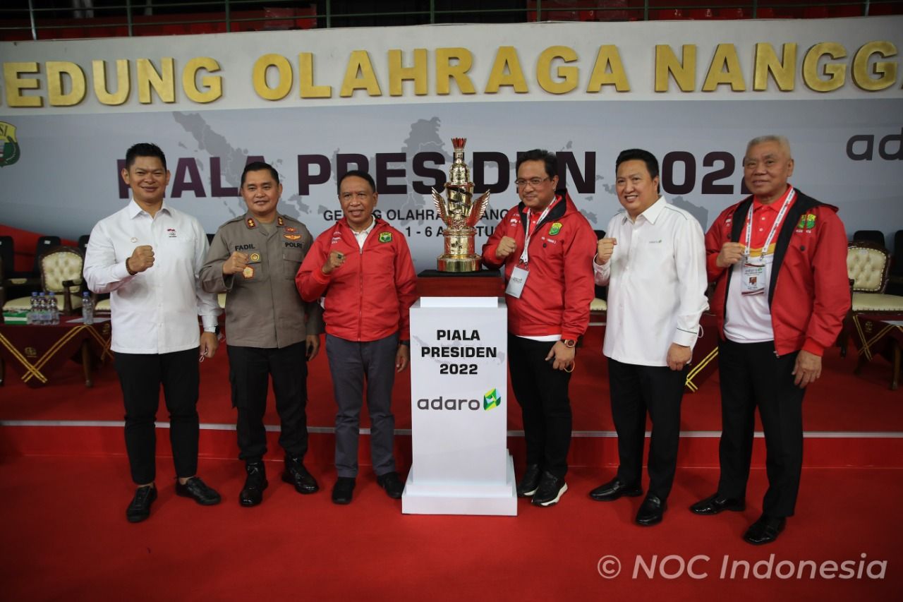 Ketua NOC Indonesia, Raja Sapta Oktohari (paling kiri) bersama Menpora Zainudin Amali (ketiga dari kiri) menghadiri pembukaan kejuaraan nasional bulu tangkis Piala Presiden 2022 di Gor Nanggala, Cijantung, Jakarta Timur, Senin (1/8/2022).