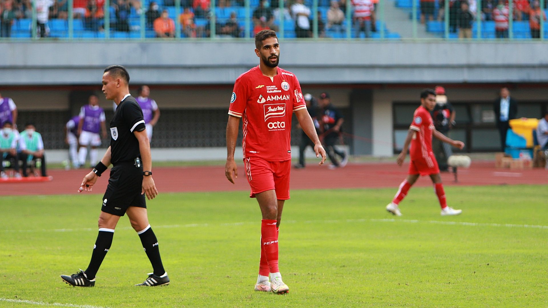 Striker anyar Persija asal Bahrain, Abdulla Yusuf Helal dimainkan pada babak kedua saat timnya menjamu Persis dalam laga Liga 1 2022-2023 di Stadion Patriot, Kota Bekasi, 31 Juli 2022. 
