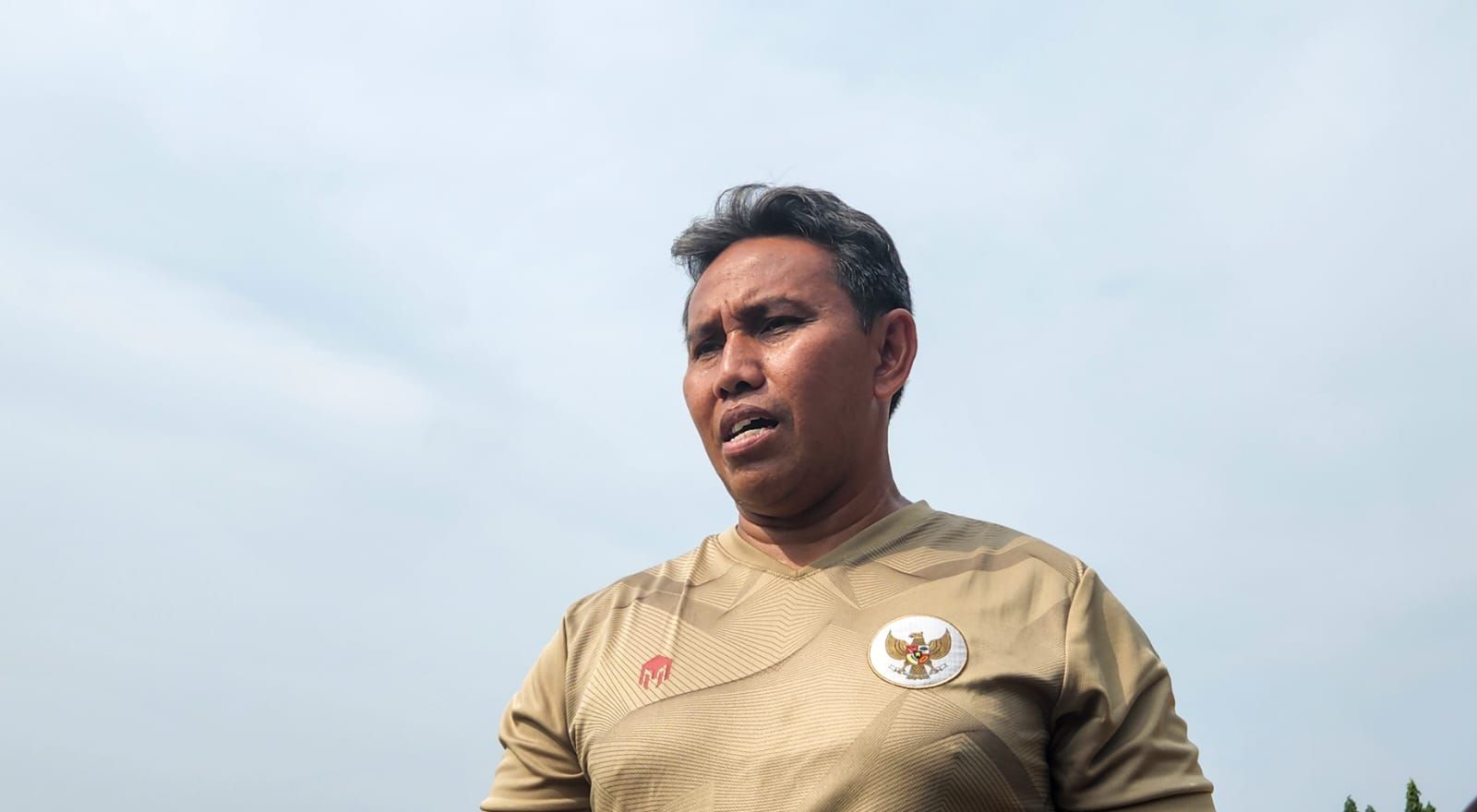 Pelatih timnas U-16 Indonesia, Bima Sakti, saat ditemui awak media sesuai sesi latihan yang berlangsung di Stadion Lapangan UNY, Selasa (2/8/2022).