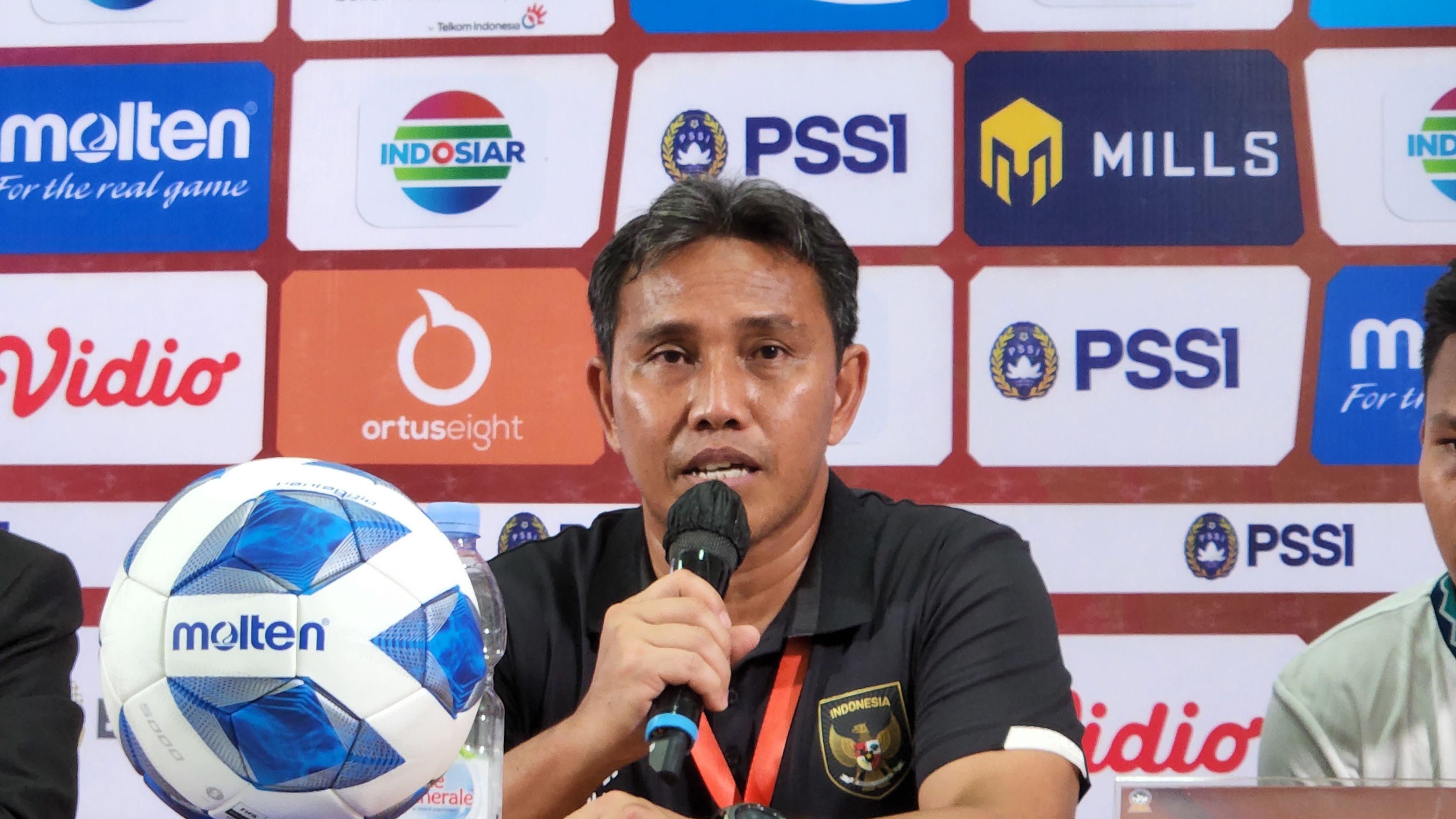 Pelatih timnas U-16 Indonesia, Bima Sakti, saat memberikan keterangan pada sesi konferensi pers seusai pertandingan lanjutan Grup A Piala AFF U-16 2022 kontra Filipina di Stadion Maguwoharjo, Sleman, 3 Agustus 2022.