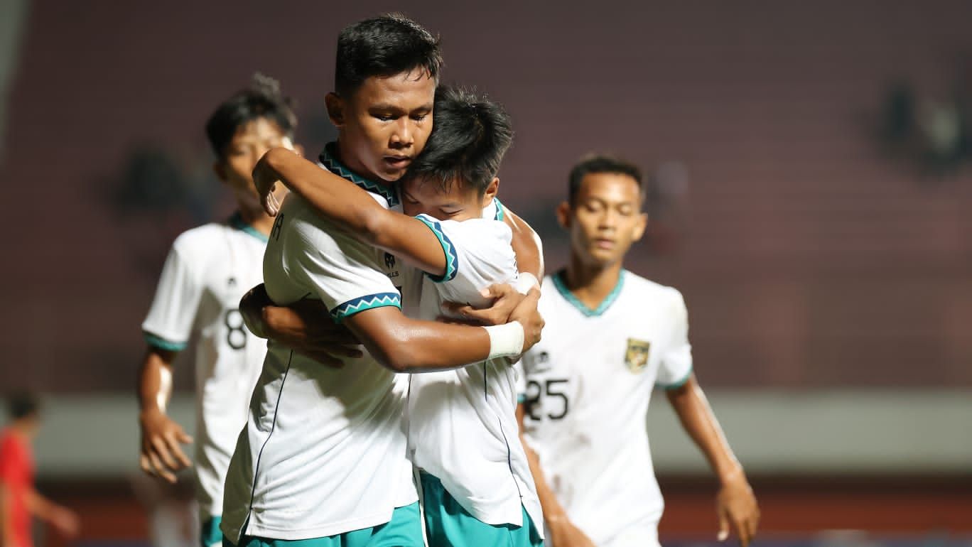 Para pemain timnas U-16 Indonesia merayak gol melawan Singapura pada Piala AFF U-16 2022 di Stadion Maguwoharjo, Sleman, 3 Agustus 2022.