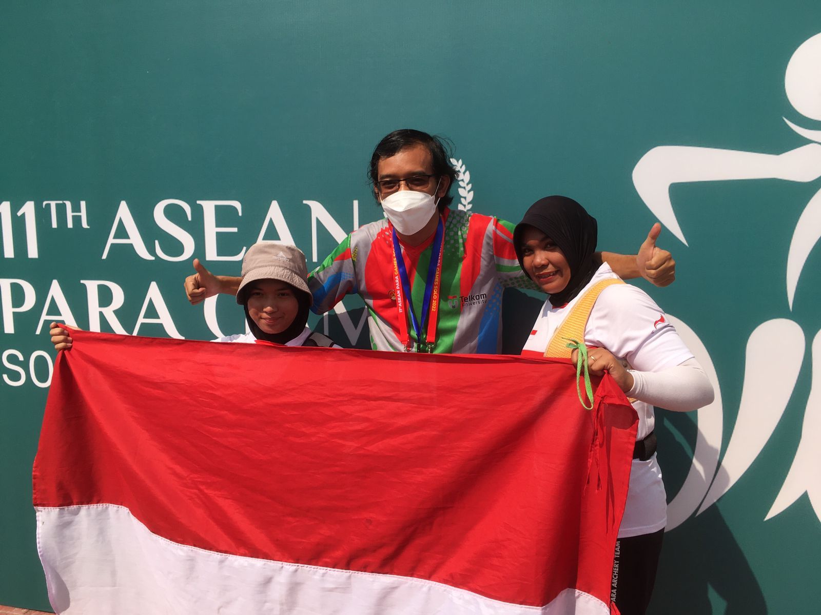 Atlet para panahan putri, Mahda Aulia (kiri) dan Wahyu Retno WUlandari (kanan) meluapkan kegembiraan usai memenangi nomor team recurve putri ASEAN Para Games 2022.