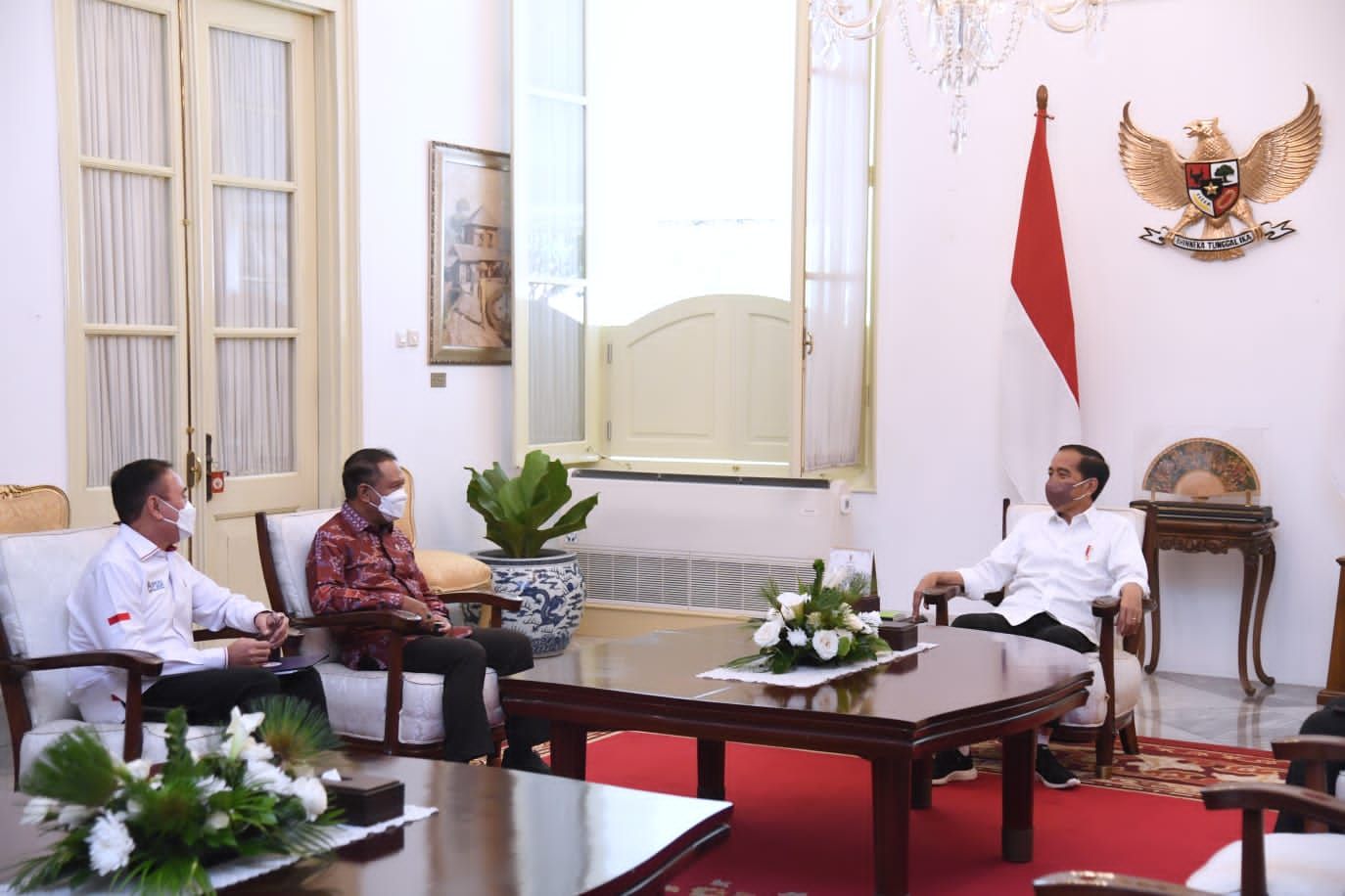 Presiden Joko Widodo menjamu kehadiran Menpora Zainudin Amali dan Ketua Umum PSSI, Mochamad Iriawan di Istana Merdeka, Jakarta, Rabu (3/8/2022).