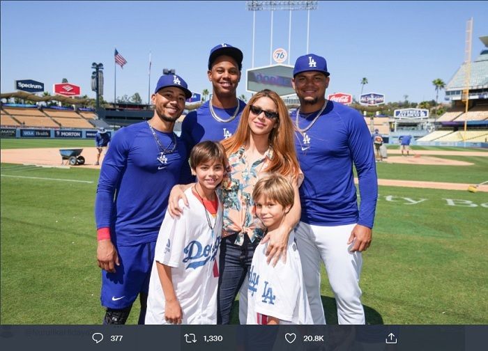 Shakira, Milan, dan Sasha berpose bersama beberapa bintang tim bisbol Los Angeles Dodgers.