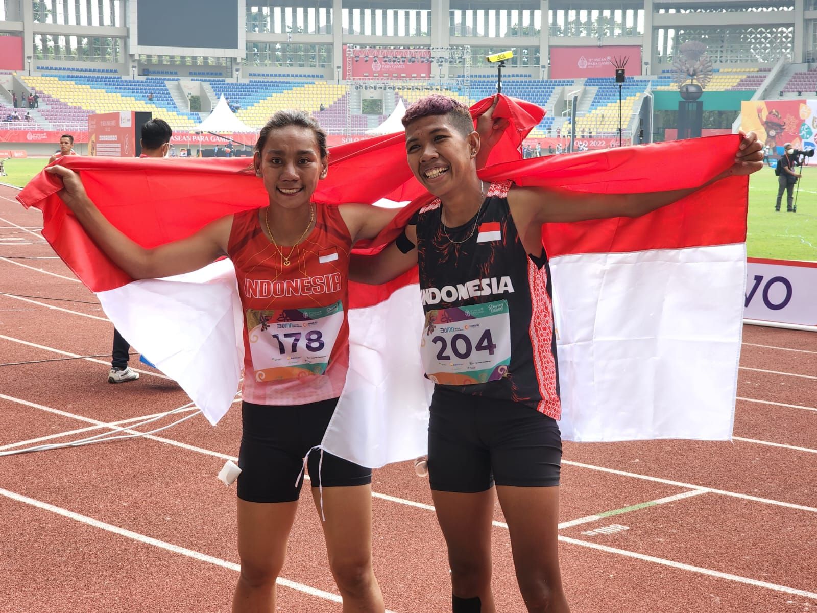 Elvin Elhudia Sesa (kiri) dan Tiwi mempersembahkan medali emas dan perak cabor para atletik nomor  400 M Putri T20 ASEAN Para Games 2022 pada Rabu (3/8/2022).