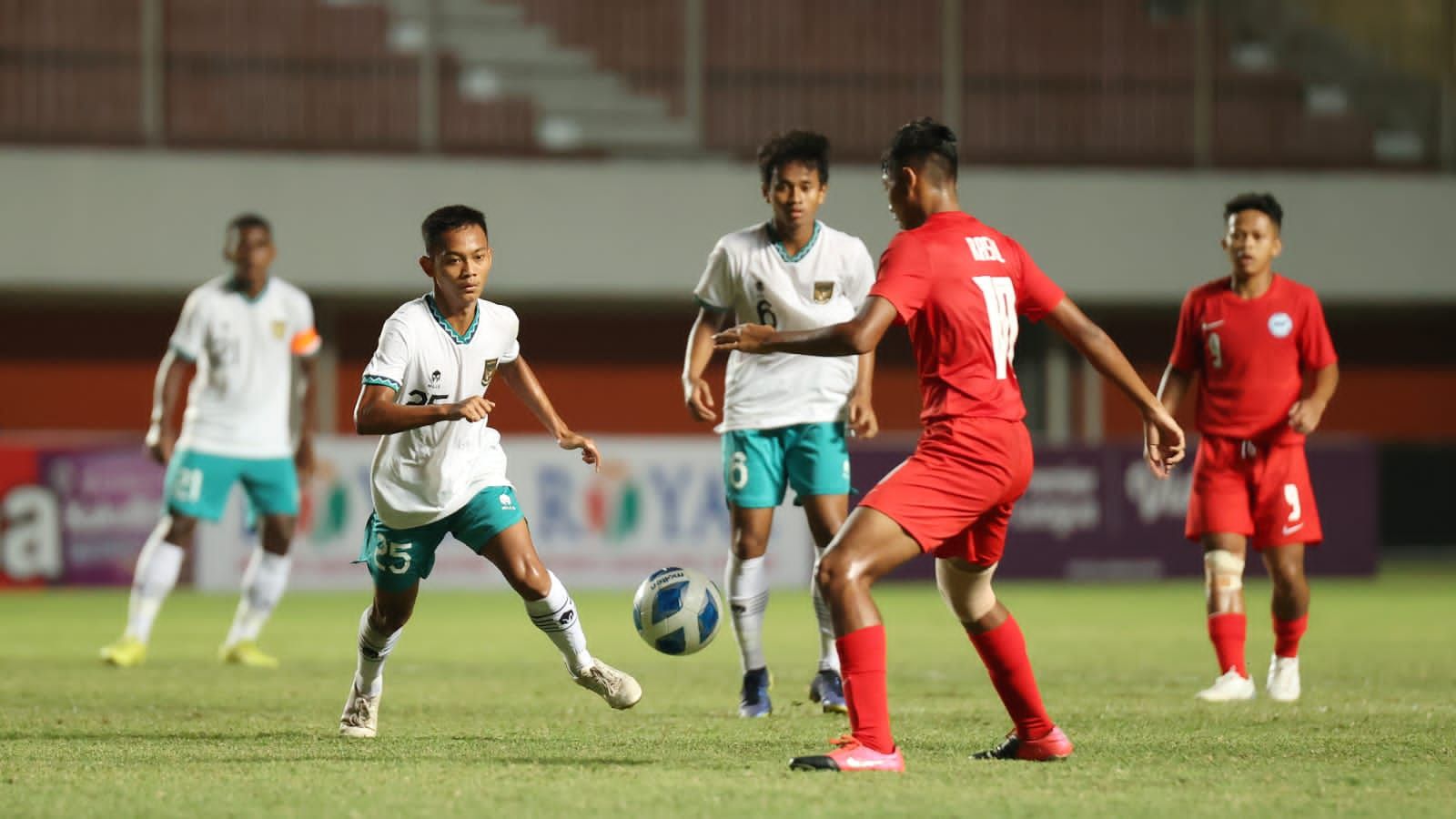 Riski Afrisal (25) saat membela timnas U-16 Indonesia melawan Singapura pada Piala AFF U-16 2022 di Stadion Maguwoharjo, Sleman, 3 Agustus 2022.