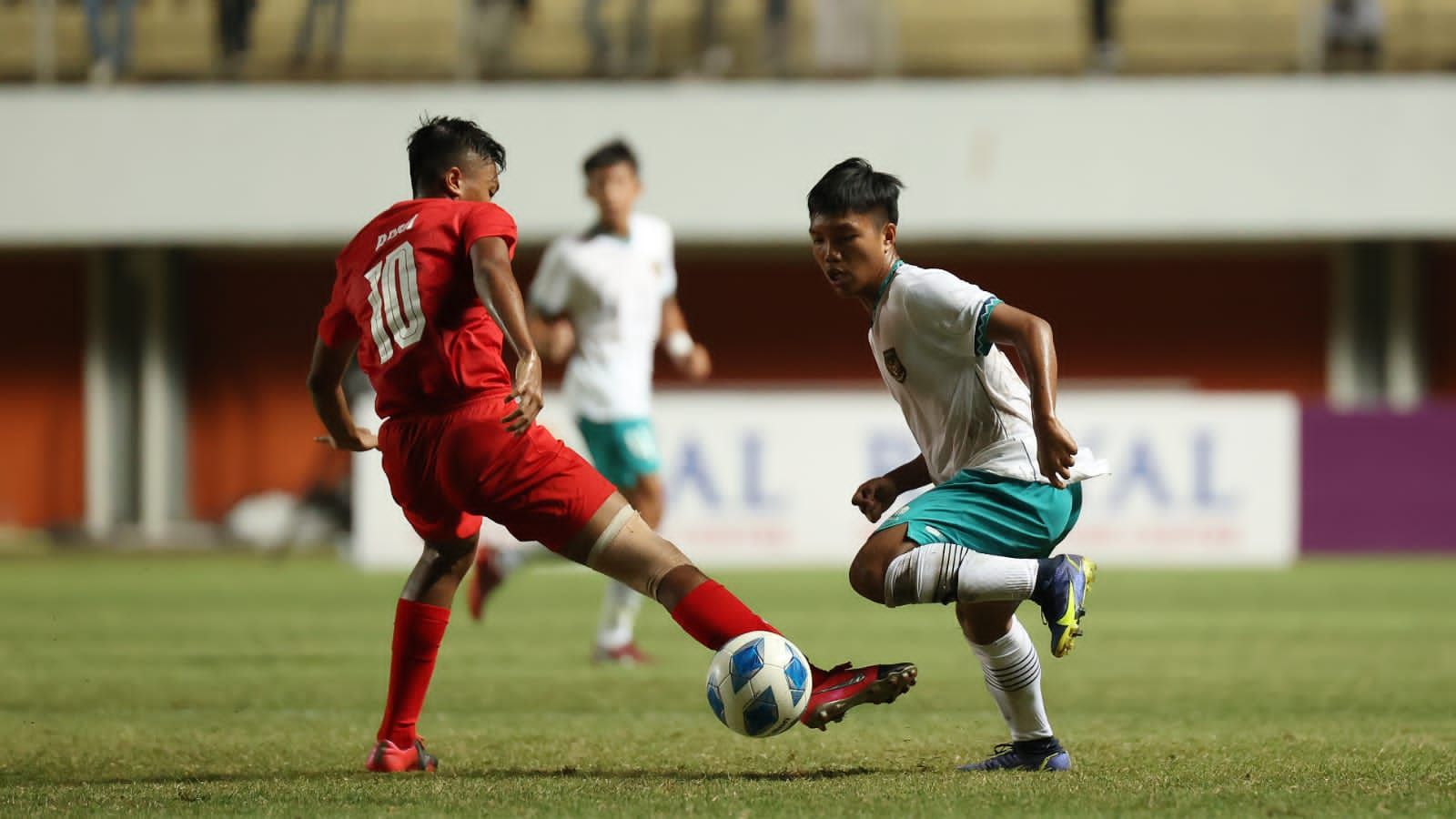 Pemain timnas U-16 Indonesia dan Singapura berebut bola pada laga Piala AFF U-16 2022 di Stadion Maguwoharjo, Sleman, 3 Agustus 2022.