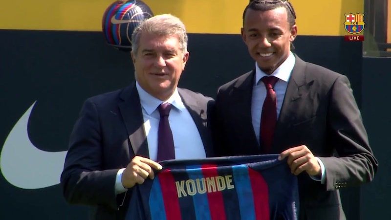 Jules Kounde (kanan) didampingi Presiden Joan Laporta dalam sesi perkenalan resmi sebagai pemain anyar Barcelona. 