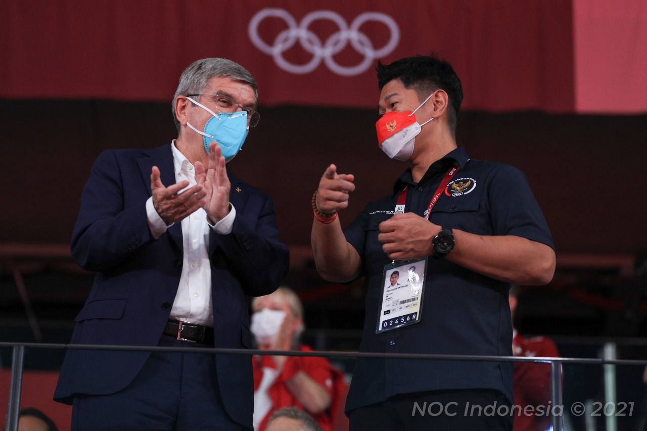 Ketua NOC Indonesia, Raja Sapta Oktohari (kanan) saat bertemu dengan Presiden IOC, Thomas Bach