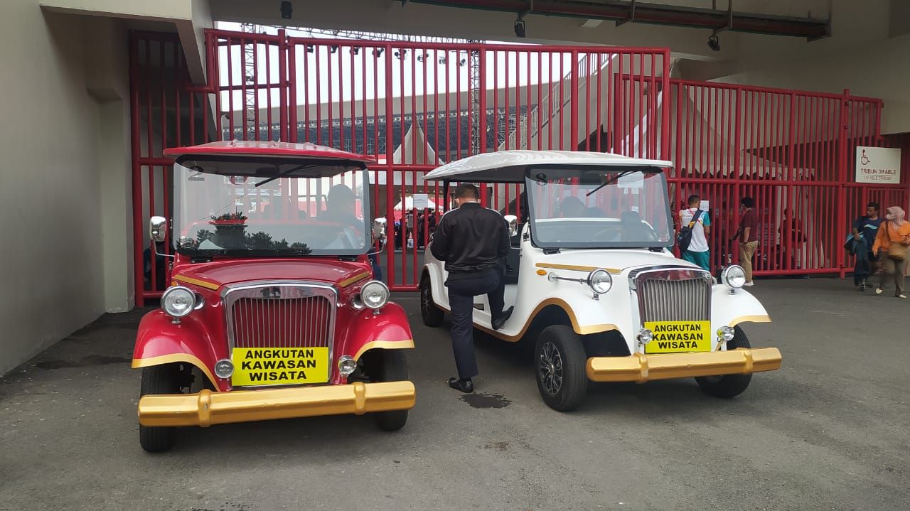 Penampakan mobil listrik klasik untuk kendaraan atlet dari dan menuju venue di Stadion Manahan, Solo.