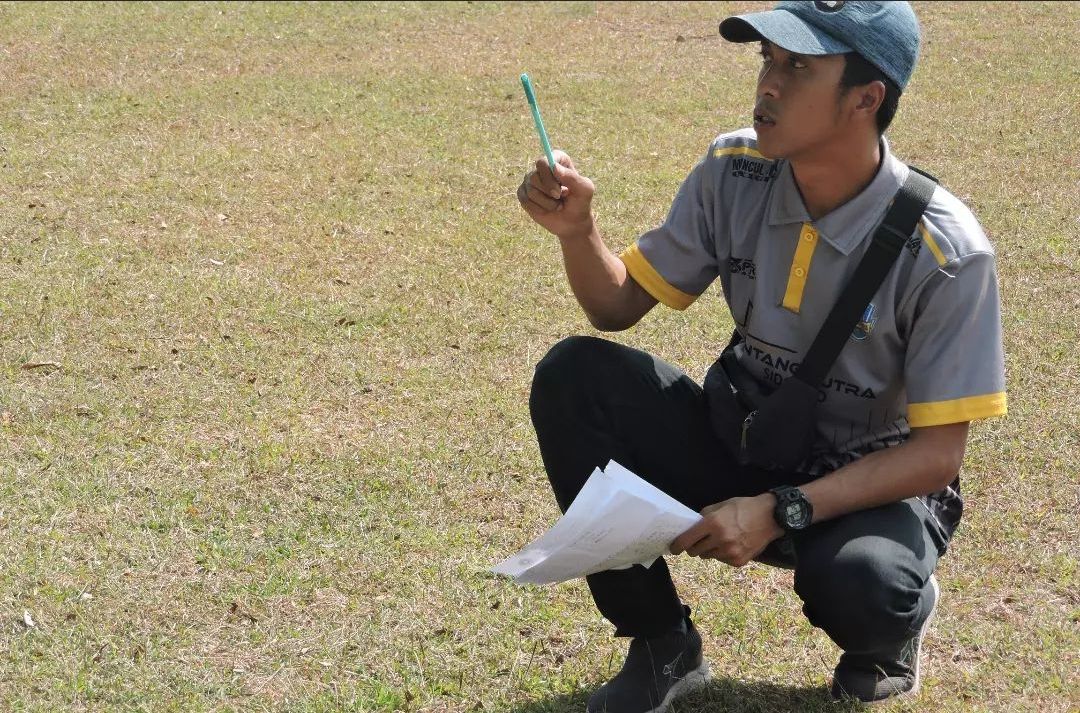 Pelatih Bintang Putra Sidoarjo, Rifki Zakiyuddin di Liga TopSkor U-13 Pasuruan.