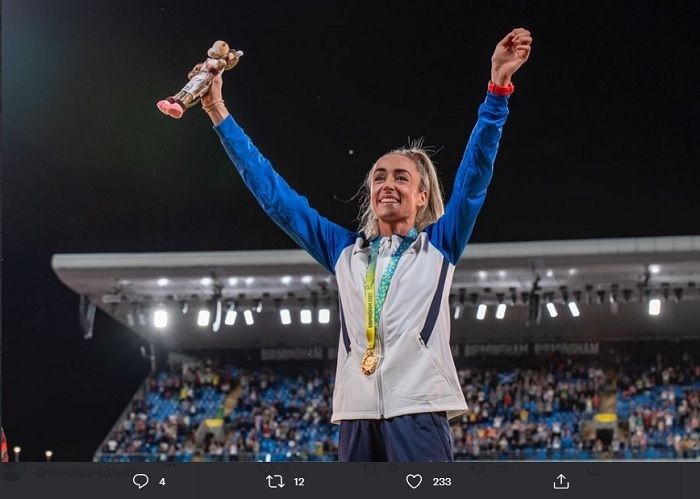 Diiringi sorakan penonton, Eilish McColgan mengangkat kedua tangan ke udara usai pengalungan medali emas cabang lari 10.000m putri di Commonwealth Games 2022.