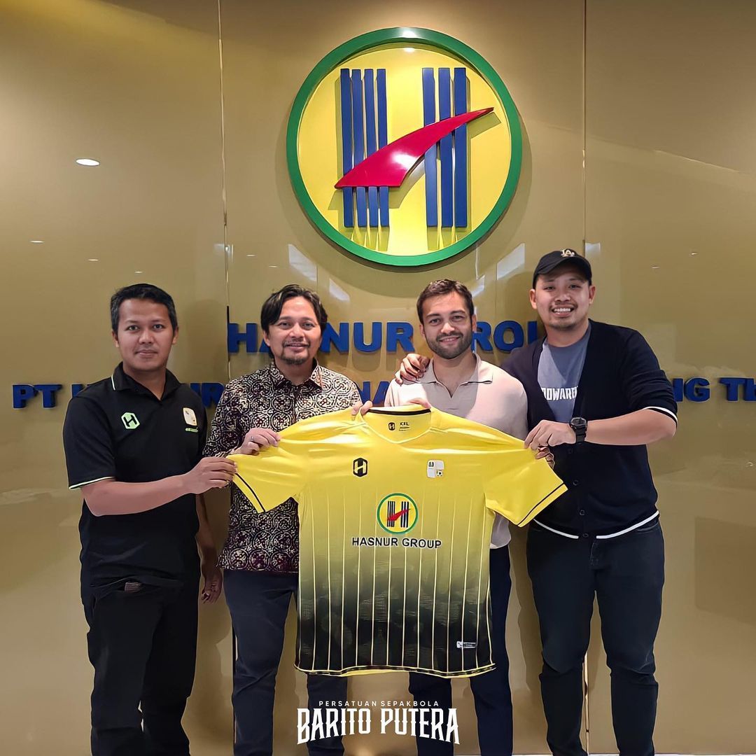 Mike Ott (dua dari kanan) resmi diperkenalkan sebagai pemain Barito Putera untuk mengarungi Liga 1 2022-2023.