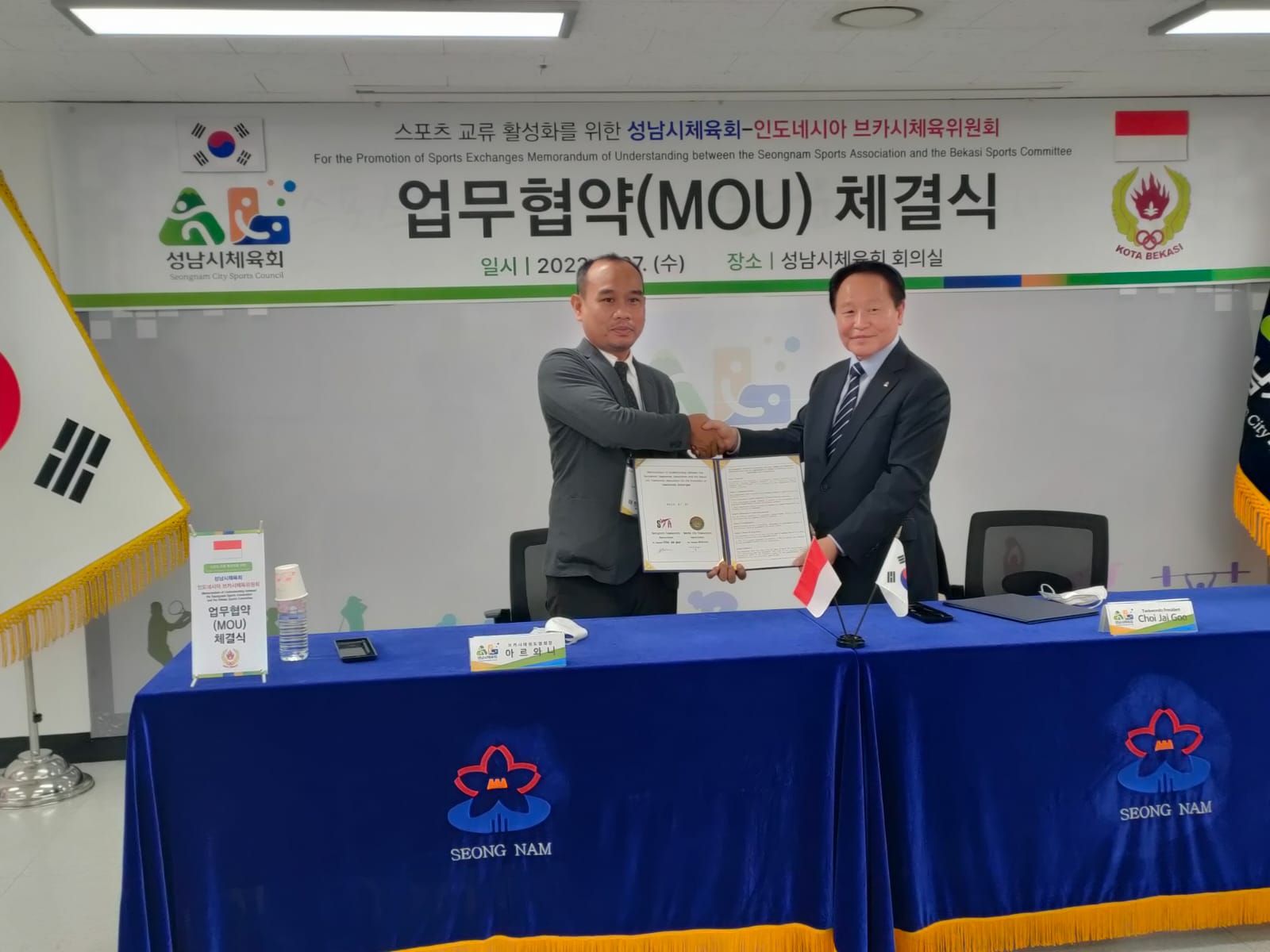 Ketum Pengcab PB TI Bekasi, Arnawi, menandatangani nota kesepahaman dengan Presiden Seongnam City Taekwondo Association, Choi Jai Goo